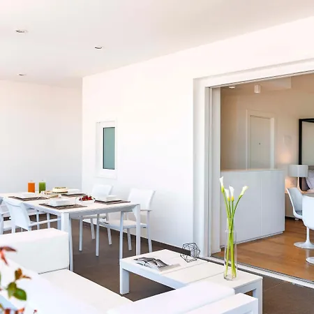 לינה וארוחת בוקר Dilman Luxury 4*