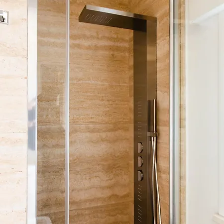 לינה וארוחת בוקר Dilman Luxury 4*